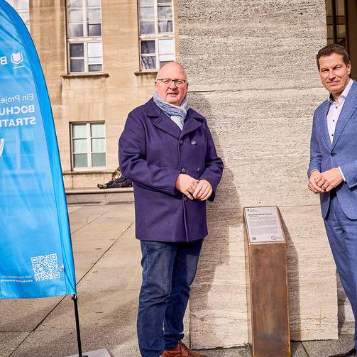 Stele „Erinnern statt Vergessen: Erinnerungskultur und Stadtgeschichte“ am Rathaus enthüllt
