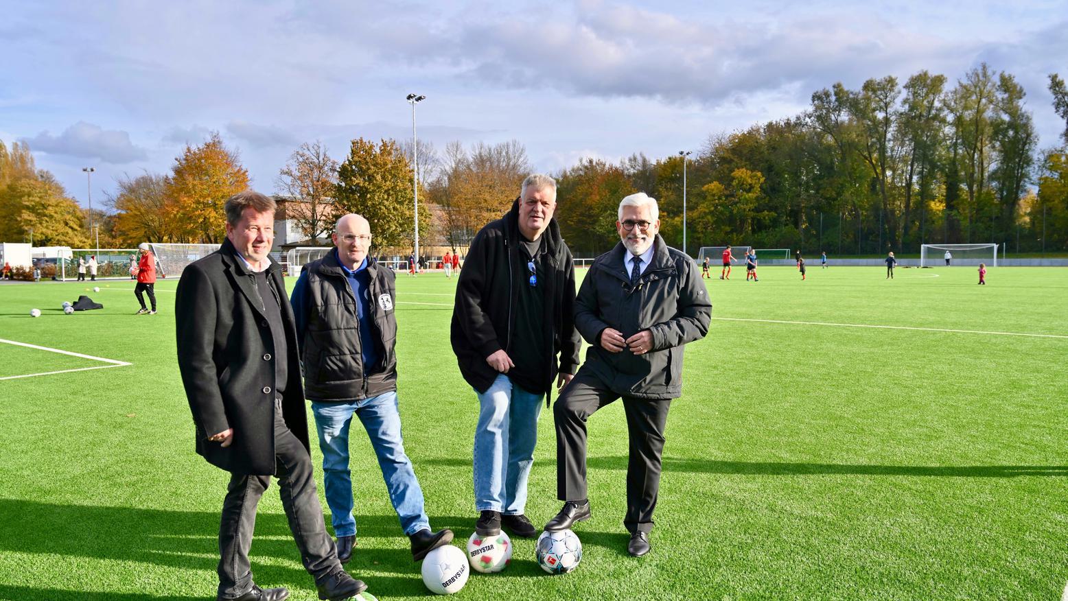 Jörg Lukat übergibt modernisierte Sportanlage in Günnigfeld 