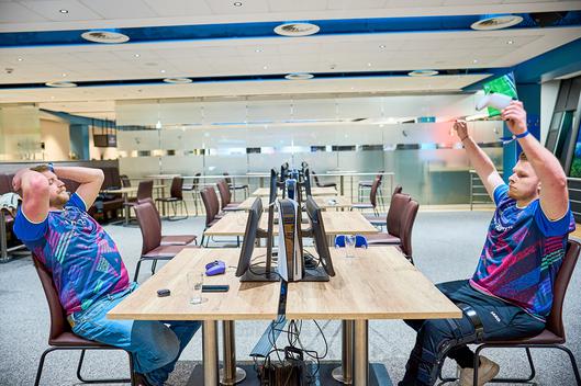 Zwei Männer beim Playstation spielen