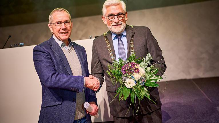Oberbürgermeister Jörg Lukat mit Ratsmitglied Ernst Steinbach