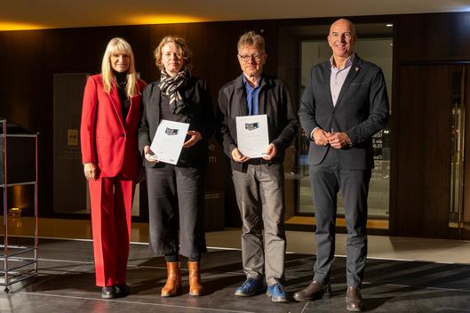 (v.l.): LWL Kultur-dezernentin Dr. Barbara Rüschoff-Parzinger, Heike Möller, Leiterin des Amtes für Stadtplanung und Wohnen der Stadt Bochum, Thorsten Kock, bez+kock architekten bda, LWL-Direktor Dr. Georg Lunemann