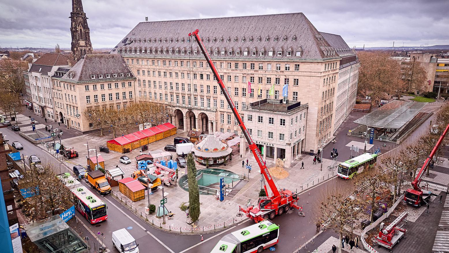 Das fertige Ergebnis vom Tannenbaum auf dem Rathausvorplatz