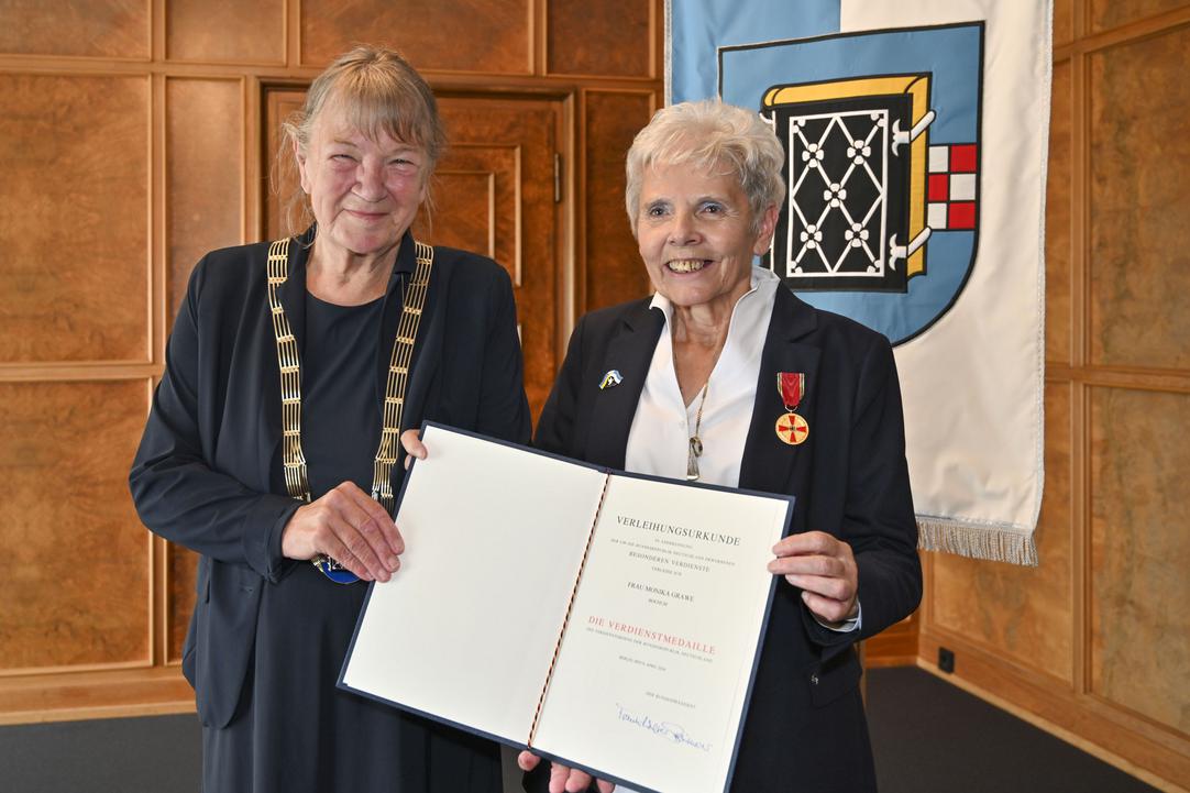 Monika Grawe (r.) 2024 bei der Verleihung der Verdienstmedaille des Verdienstordens der Bundesrepublik Deutschland mit der damaligen Bürgermeisterin Gaby Schäfer