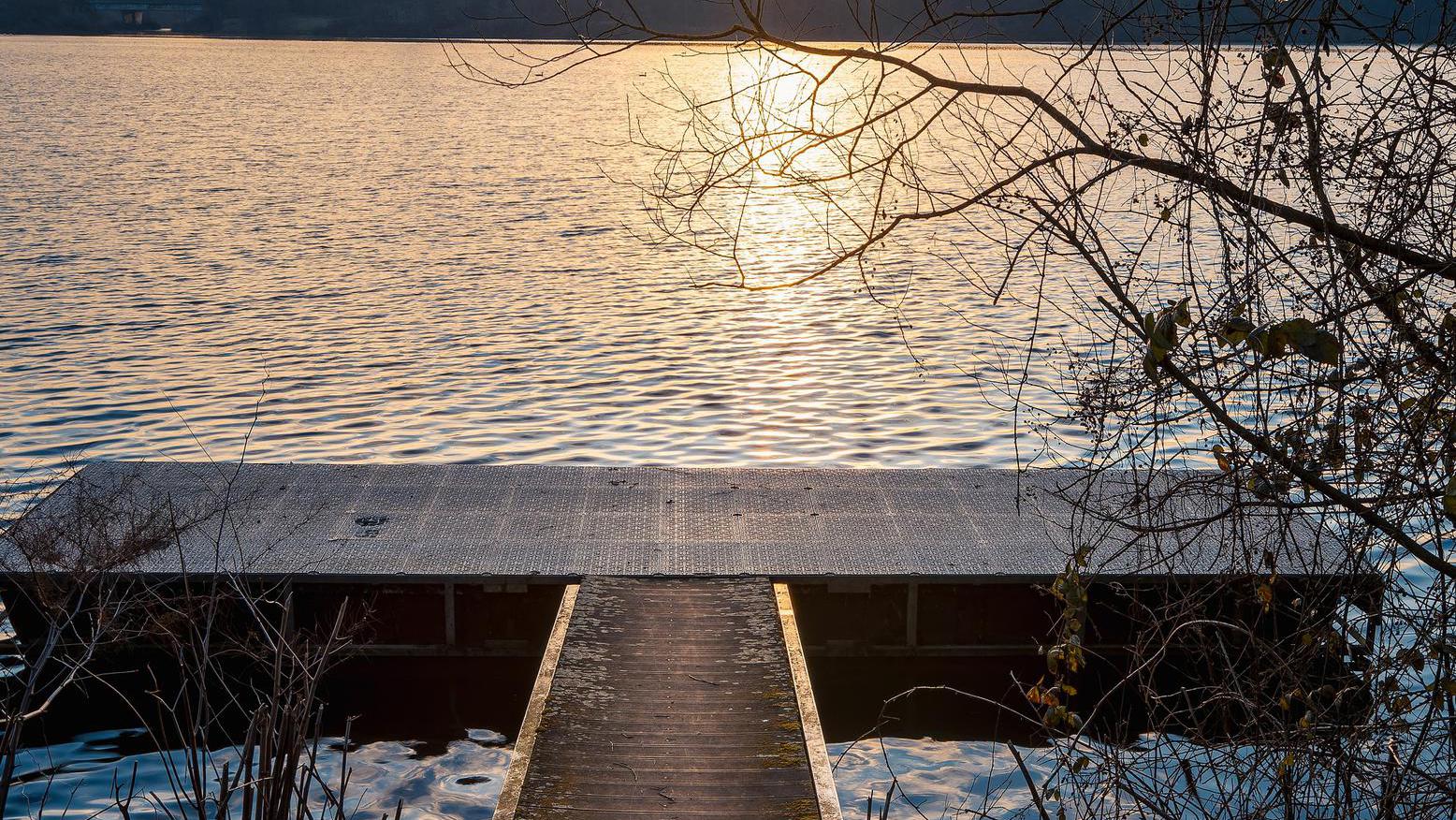 Der Steg ist am Nordufer des Sees zwischen dem Stranddeck und Surfschule zu finden.