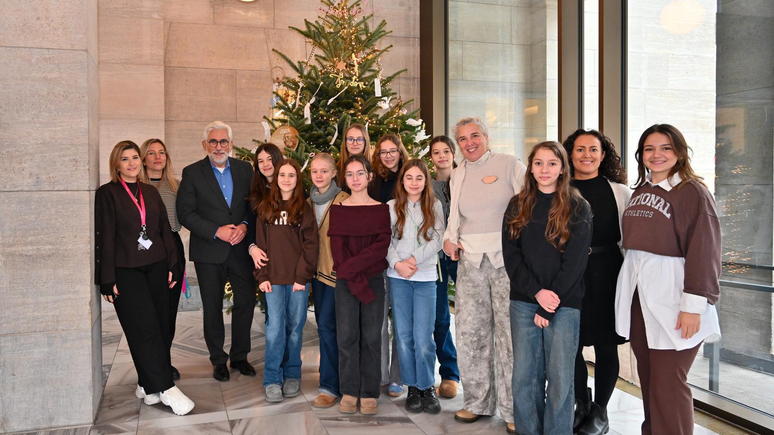 Gruppenbild mit OB und Kindern