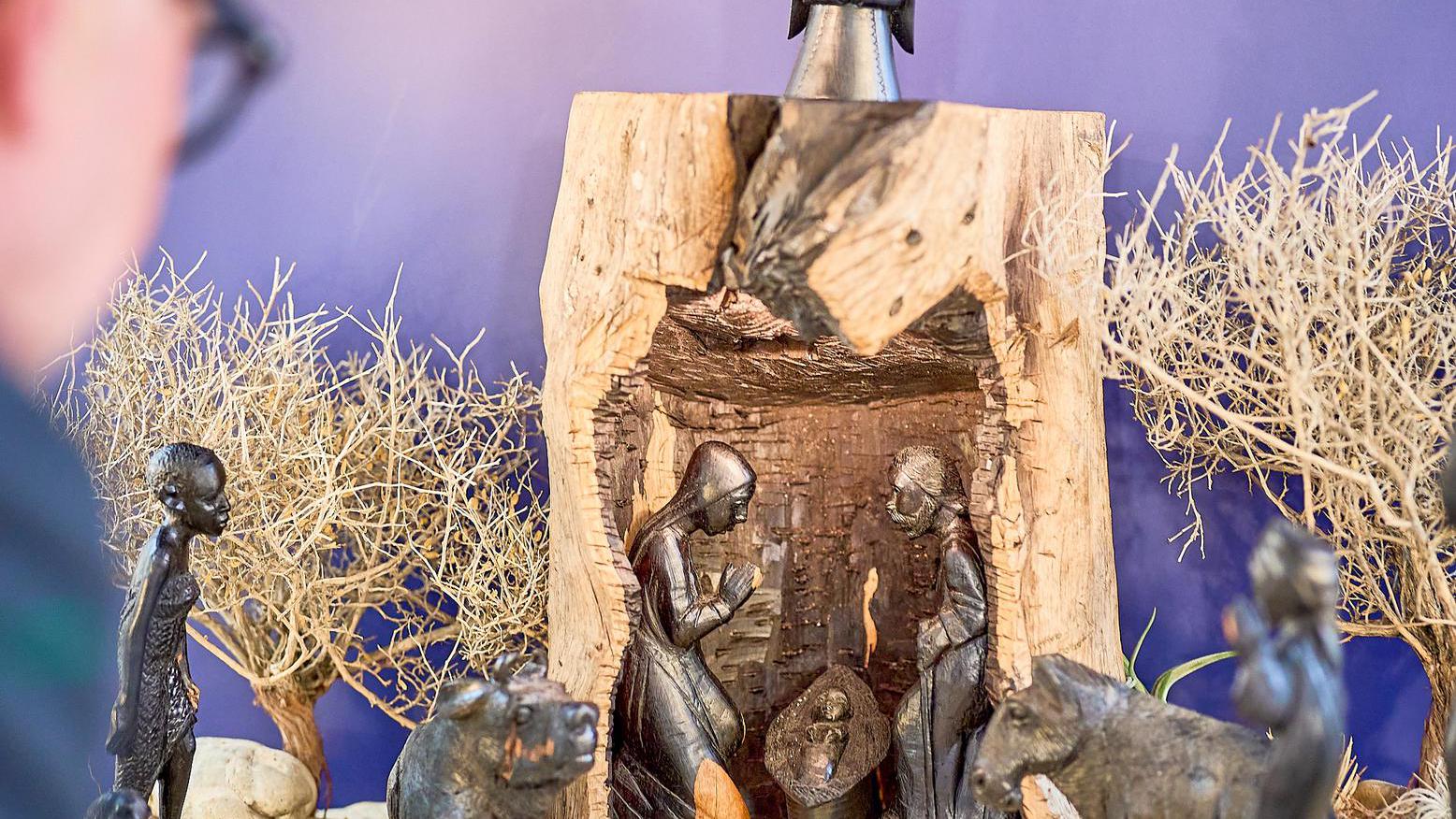 Ein Besucher schaut sich die Darstellung an 