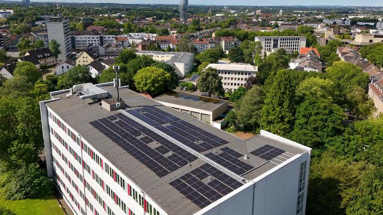  Neubauten sowie geeignete Dächer und Fassaden städtischer Bestandsgebäude sollen bis 2035 mit PV-Anlagen ausgestattet sein.