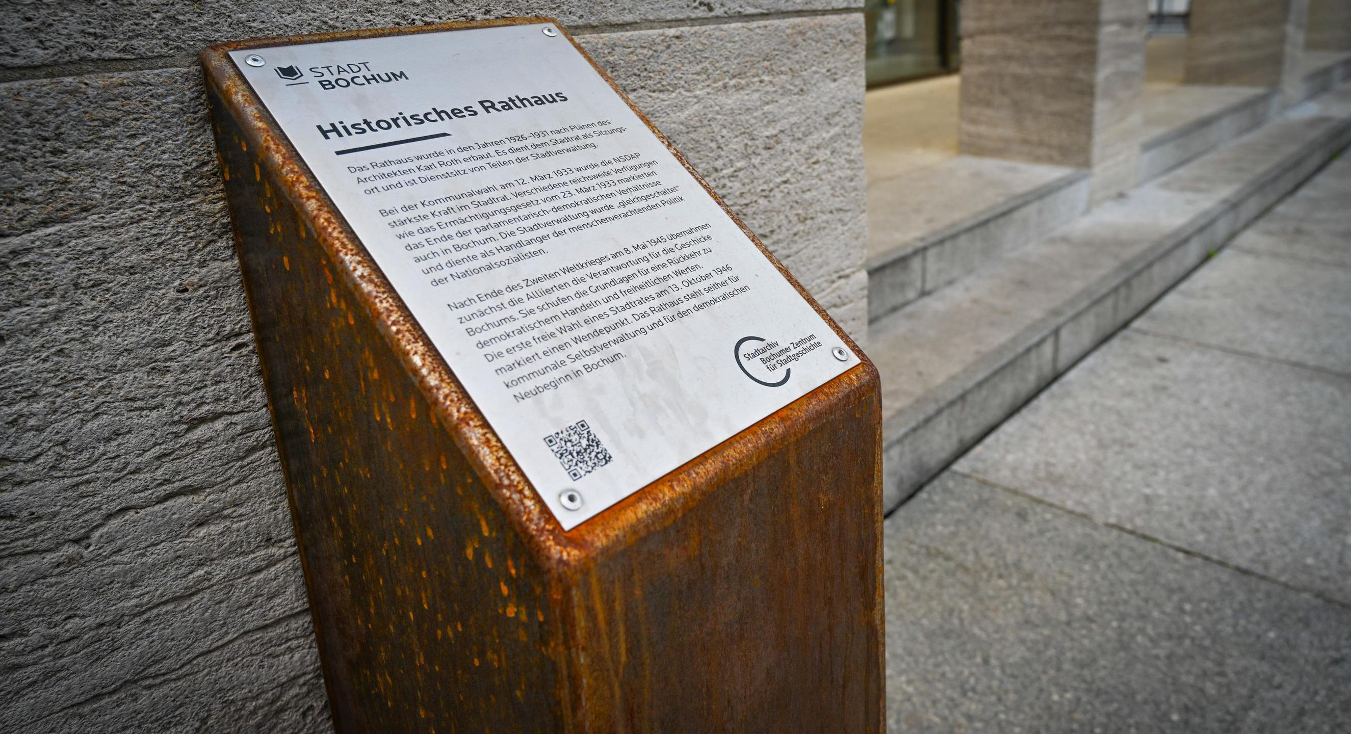 Stele „Erinnern statt Vergessen: Erinnerungskultur und Stadtgeschichte“ am Rathaus enthüllt