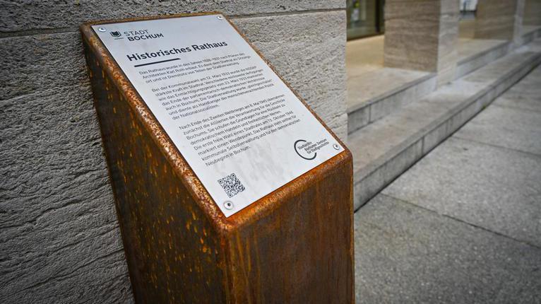 Stele zur Erinnerungskultur am Rathaus
