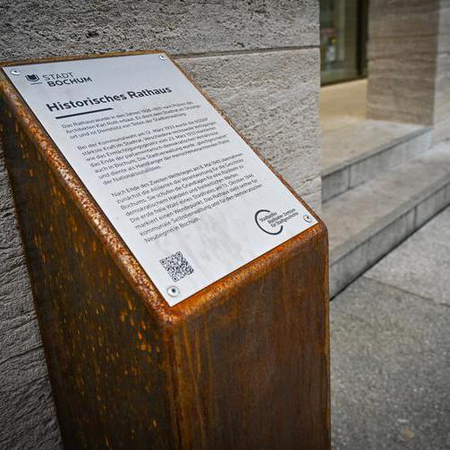 Stele zur Erinnerungskultur am Rathaus
