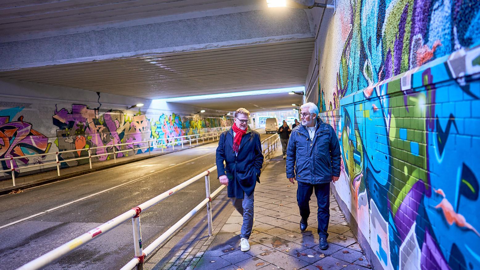 Jörg Lukat und Dr. Dirk Meyer durchlaufen die Unterführung des Langendreer S-Bahnhofs