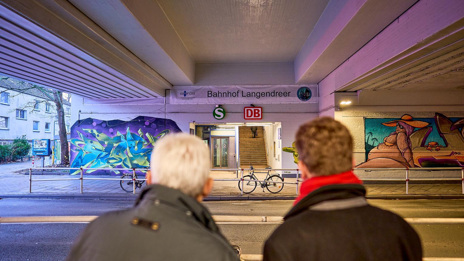 Jörg Lukat und Dr. Dirk Meyer schauen zum Eingang des S-Bahnhofs