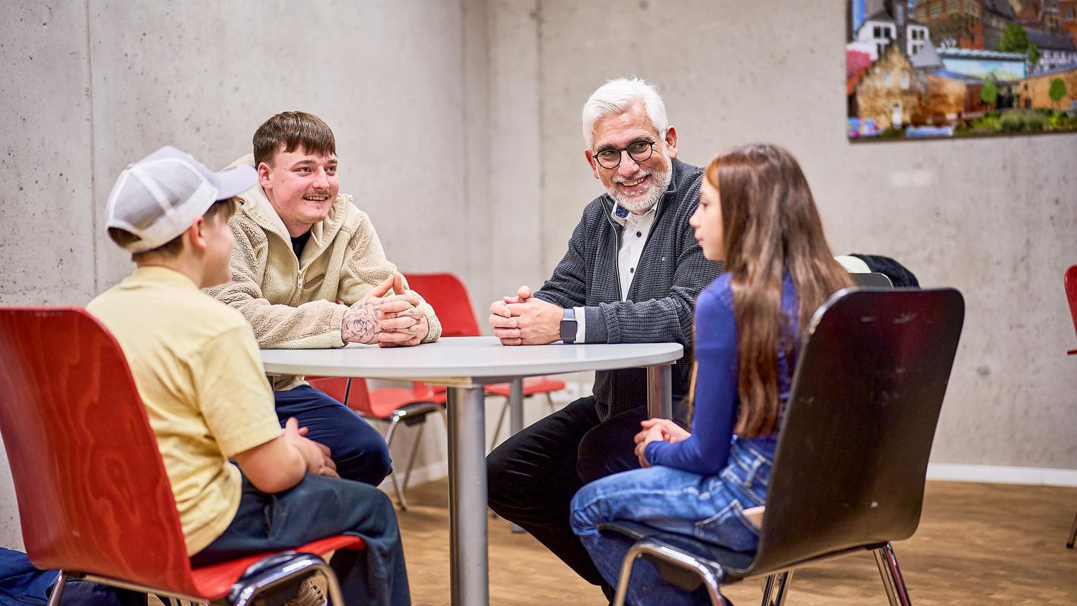 Jörg Lukat unterhält sich mit Besuchern