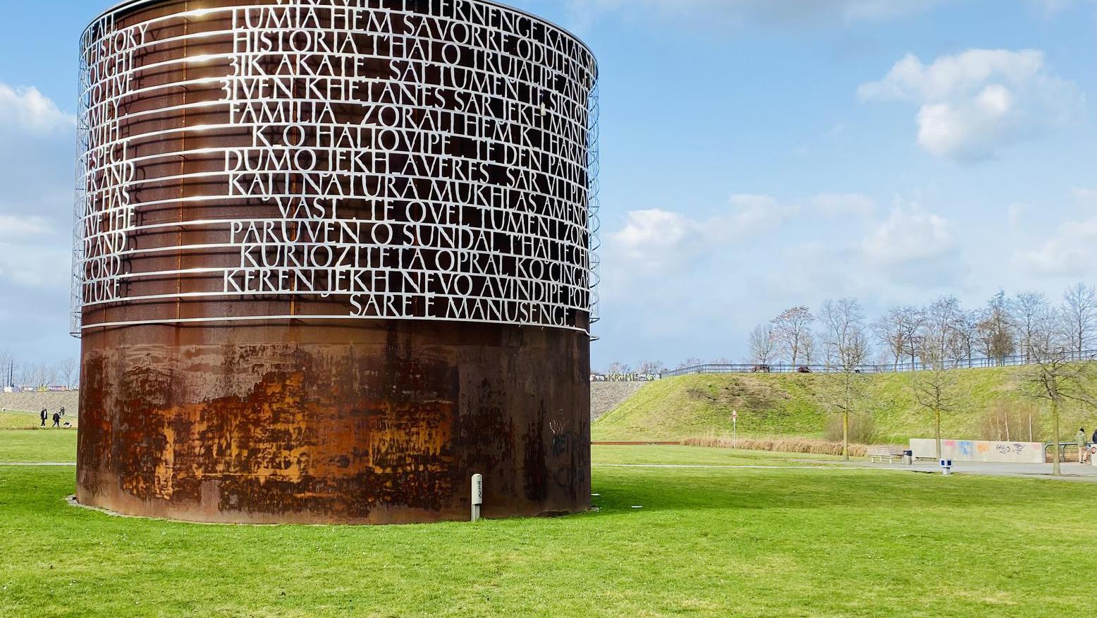 Westpark, Skulptur "Aufruf an die Jugend aller Nationen"