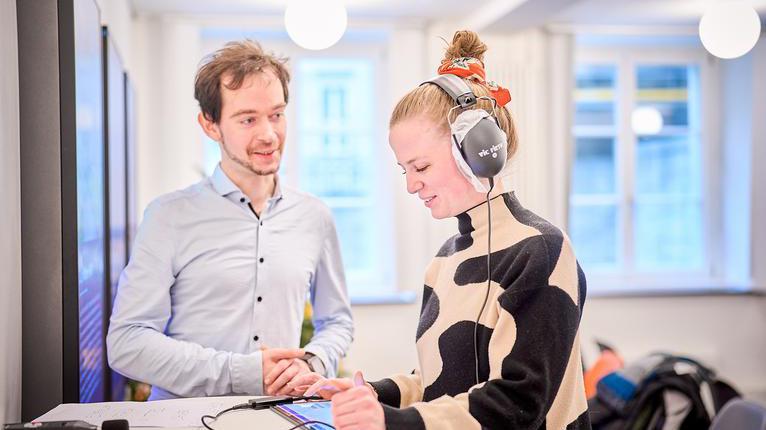 Mann und eine Frau mit Kopfhörer