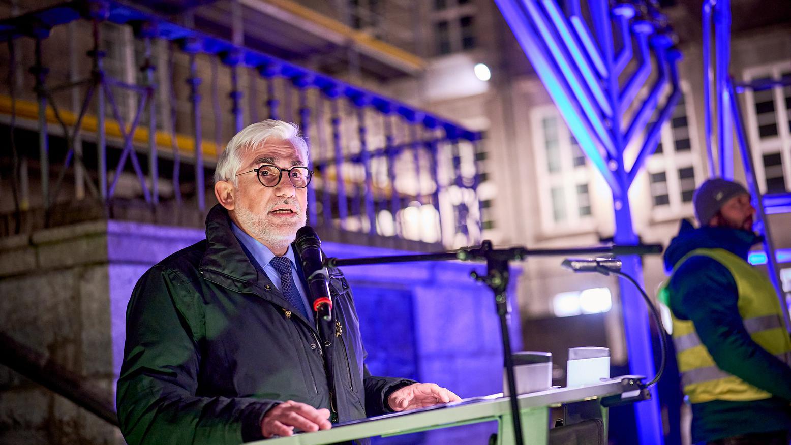 Oberbürgermeister Jörg Lukat hält eine Rede vor dem Rathaus