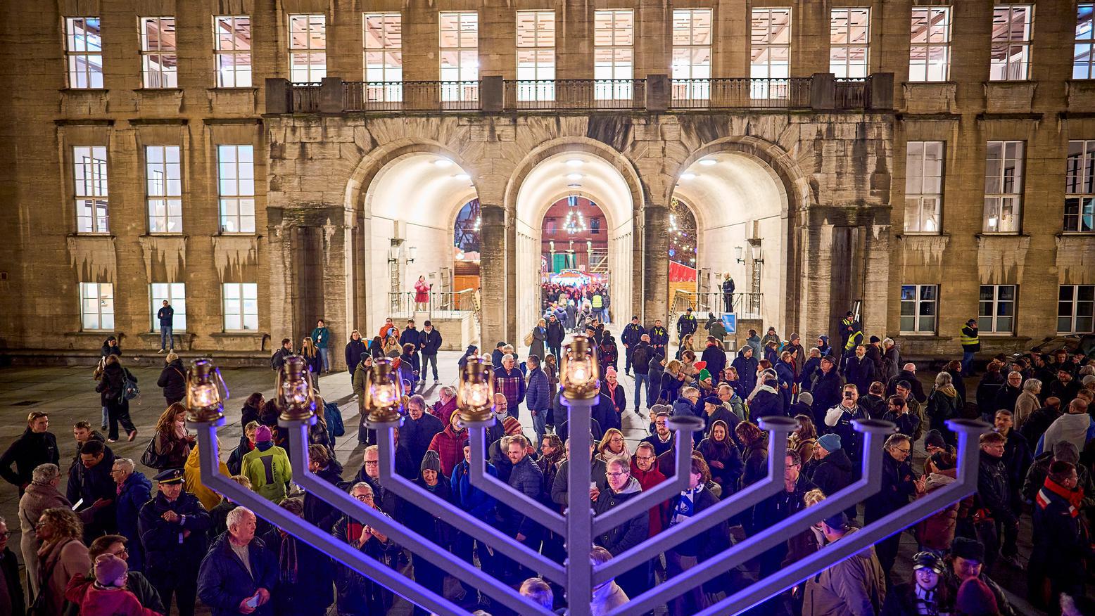 Ein Bild des entzündeten achtarmigen Leuchters im Innenhof des Rathaus