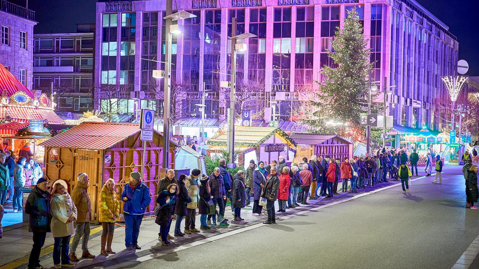 Ein Bild der Menschenkette am Straßenrand des Rathausvorplatzes