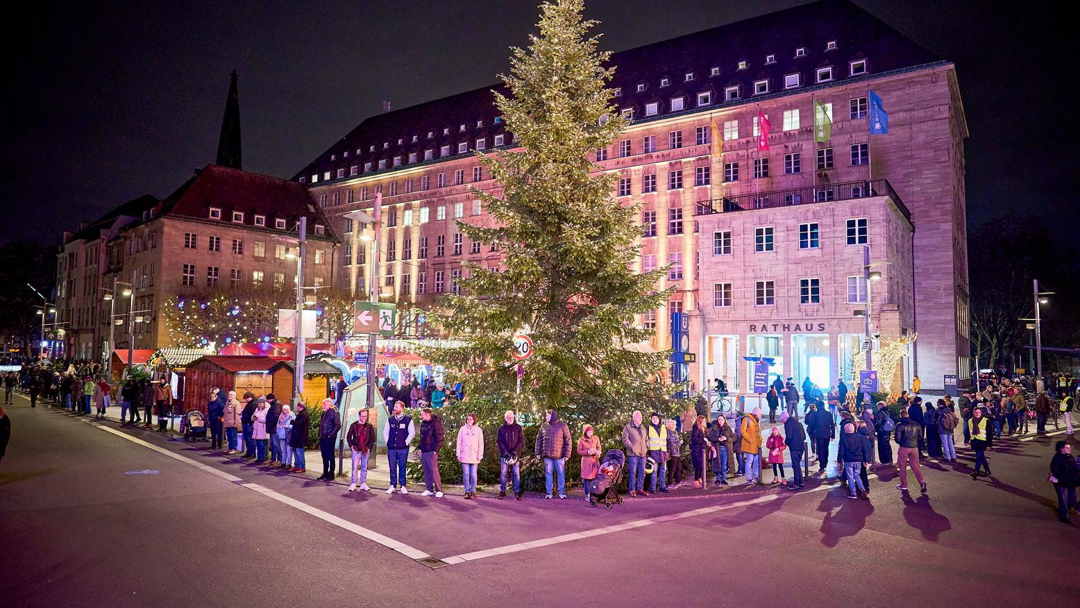 Eine Menschenkette auf dem Willy-Brandt-Platz