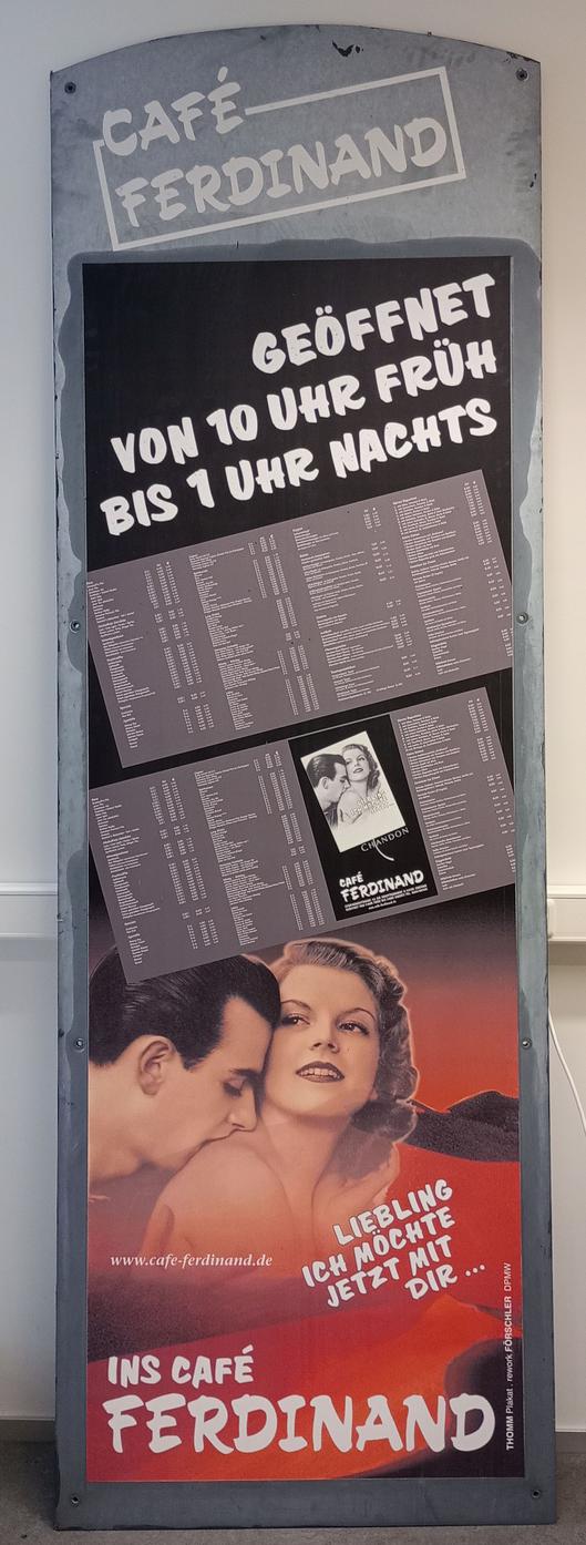 Werbeplakat Café Ferdinand: Geöffnet von 10 Uhr früh bis 1 Uhr nachts mit nostalgischem Paar-Motiv