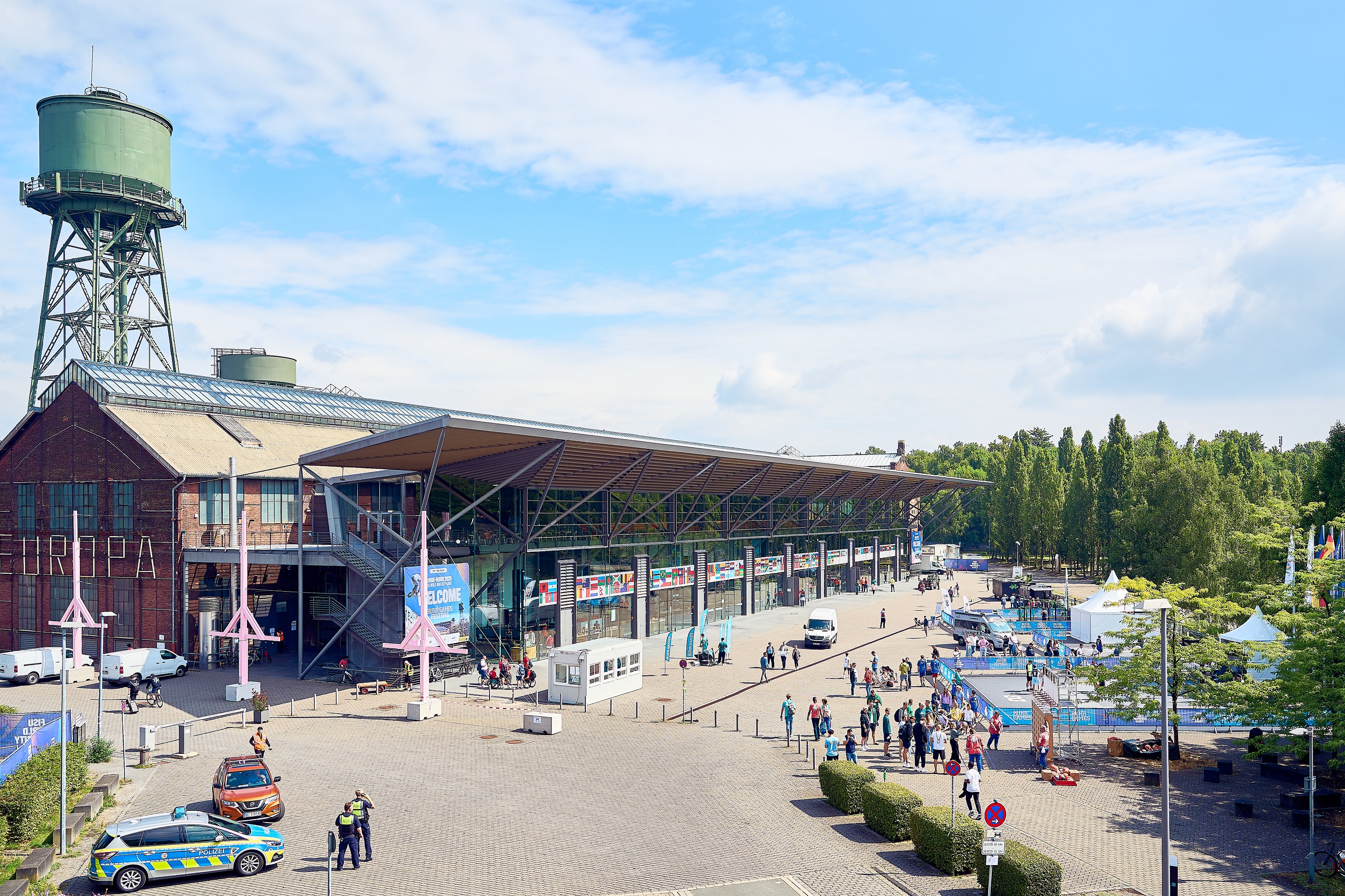 Außenansicht der Jahrhunderthalle Bochum mit dem grünen Wasserturm