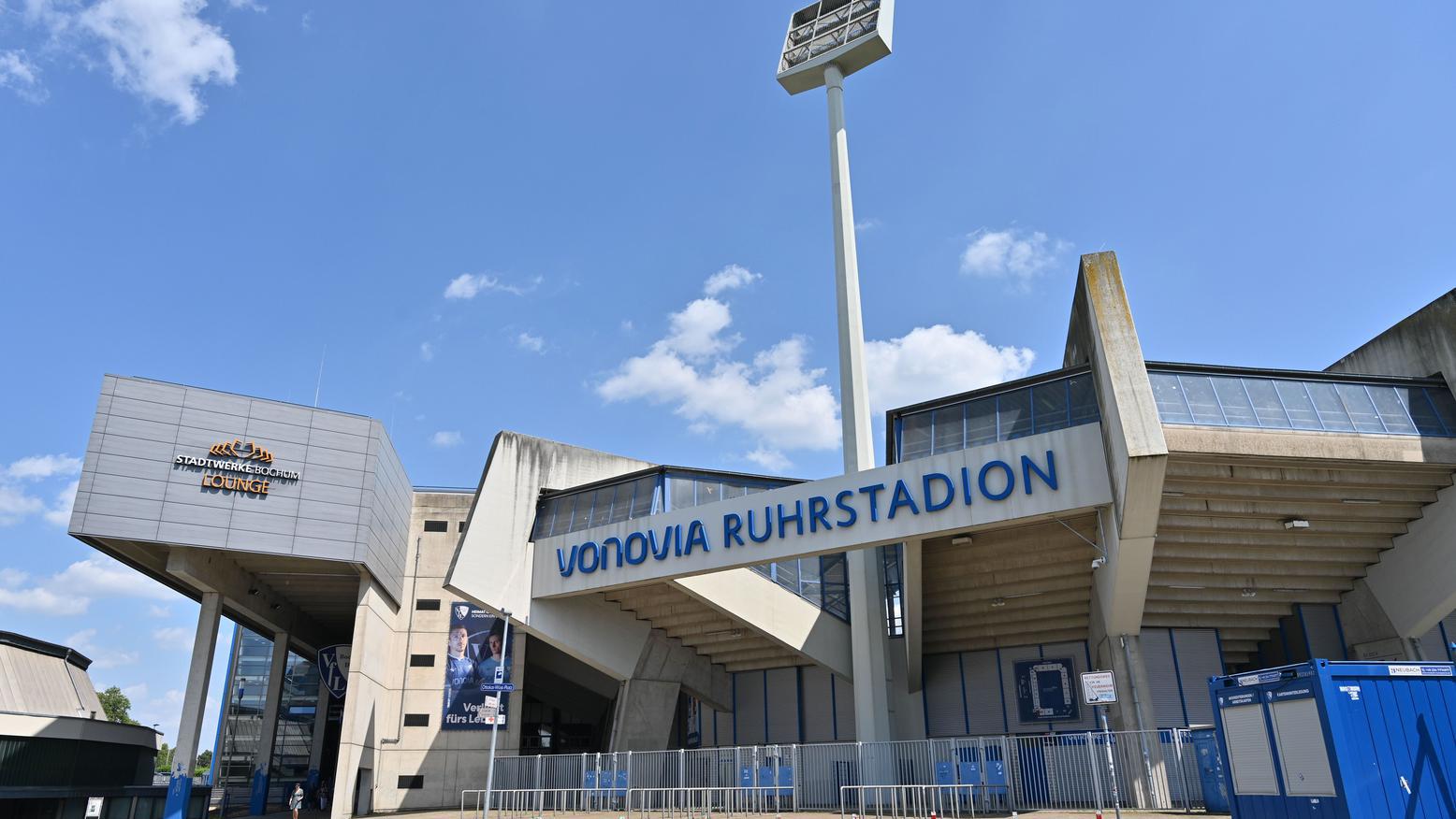 Nahaufnahme der Fassade des Vonovia Ruhrstadions mit großem blauen Schriftzug