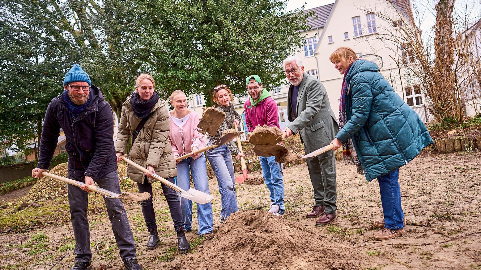 Der OB Jörg Lukat und die Teilnehmenden beim ersten offiziellen Spatenstich.