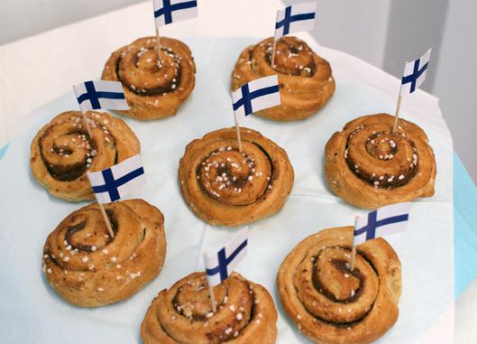 Nordischer Genuss: Selbstgemachte Zimtschnecken beim finnischen Freundschaftskochen während der Europawochen.