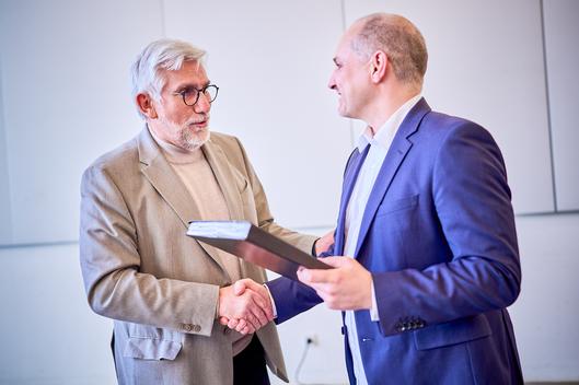 OB Jörg Lukat im Gespräch mit Stadtteilkoordinator Sebastian Mehring im Q1.