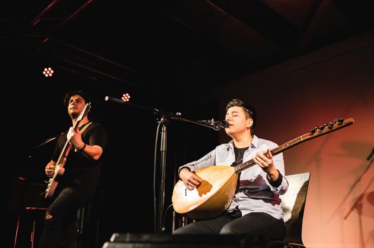 Musikalische Darbietung auf der Bühne