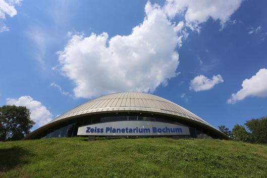 Außenansicht des Zeiss Planetariums Bochum an der Castroper Straße.