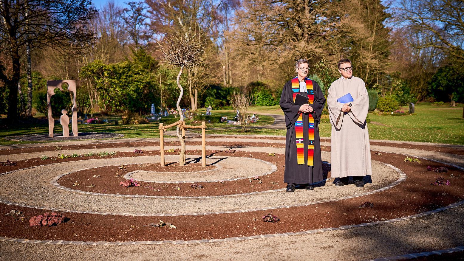 Luftaufnahme der spiralförmig angelegten Wege und Pflanzungen des rund 500 Quadratmeter großen Bestattungsfeldes.