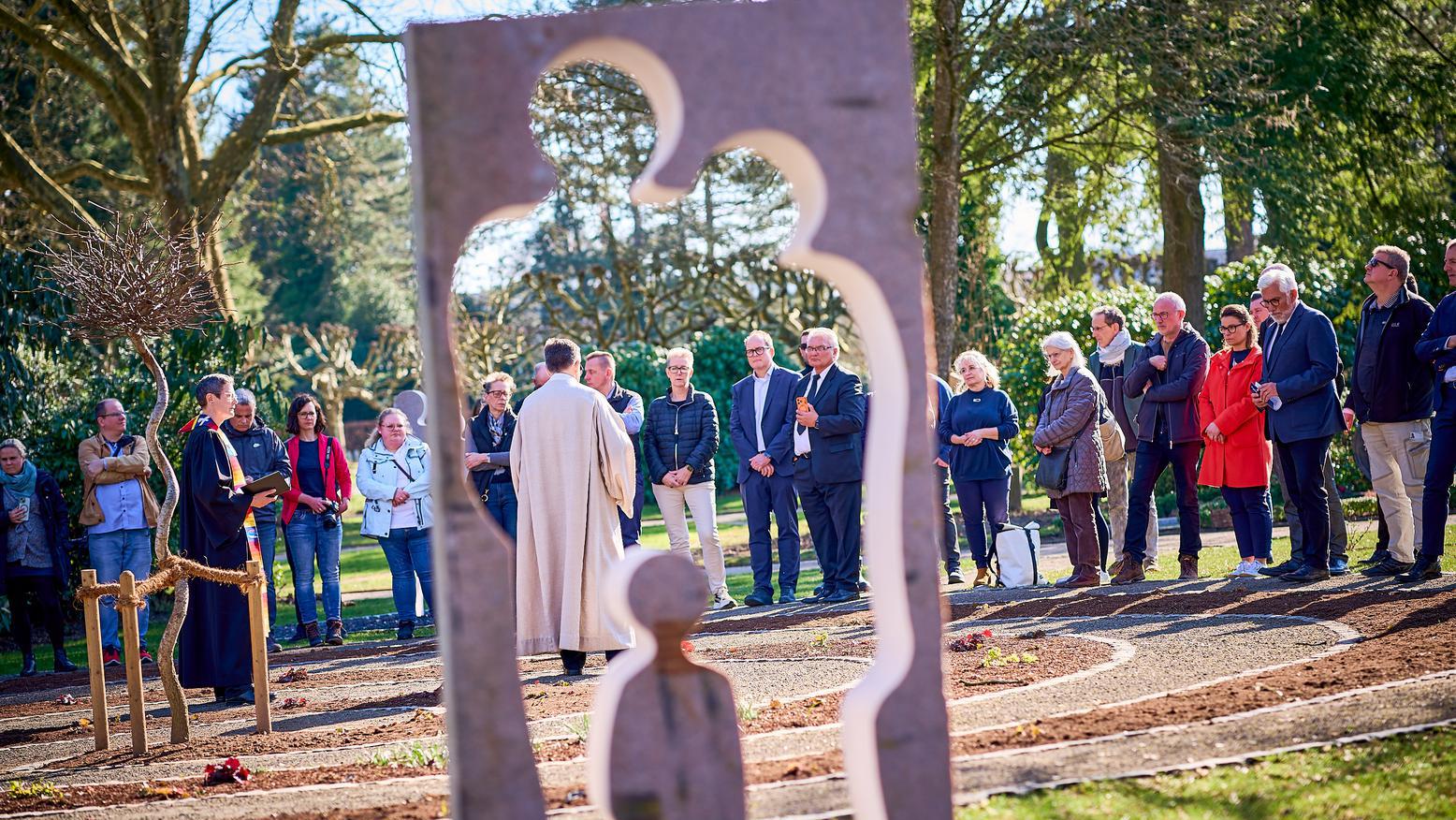 Luftaufnahme der spiralförmig angelegten Wege und Pflanzungen des rund 500 Quadratmeter großen Bestattungsfeldes.