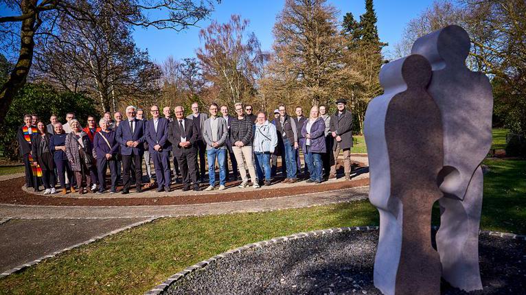 Luftaufnahme der spiralförmig angelegten Wege und Pflanzungen des rund 500 Quadratmeter großen Bestattungsfeldes.