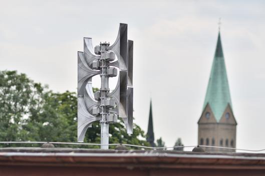 Sirenenanlage auf einem Gebäudedach.