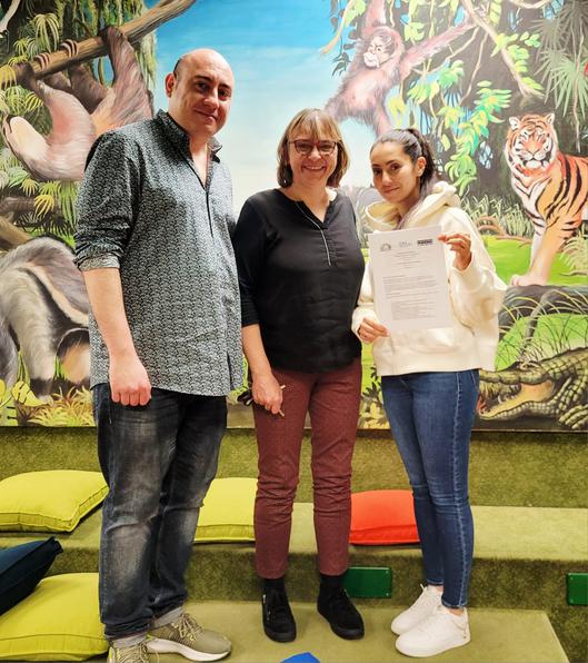 Im Bild zu sehen ist von links nach rechts: Barut Savas (stellvertr. Leitung der OGS), Kathrin Schimpke (Leitung Kinder- und Jugendbücherei), Sümeyye Türkili (Leitung der OGS).