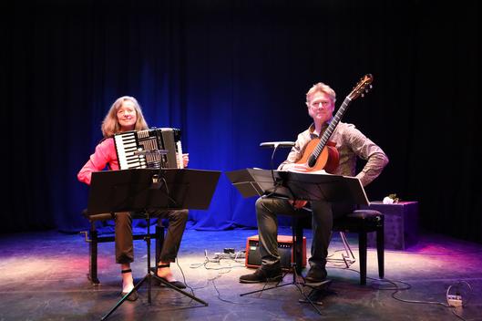 Stefanie Schulte-Hoffmann und Peter Brekau während ihrer musikalischen Hommage „French touch“ mit Akkordeon und Gitarre.
