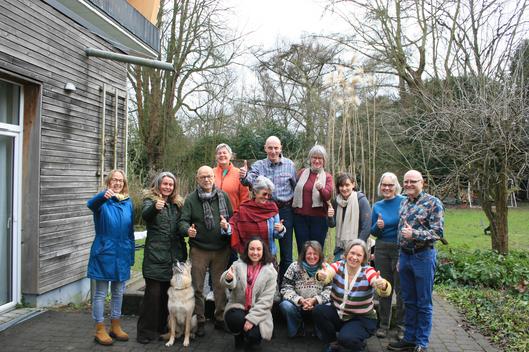 Die Mitglieder der „Langendream eG“ nach der Unterzeichnung des Erbbaurechtsvertrags für ihr gemeinschaftliches Wohnprojekt.