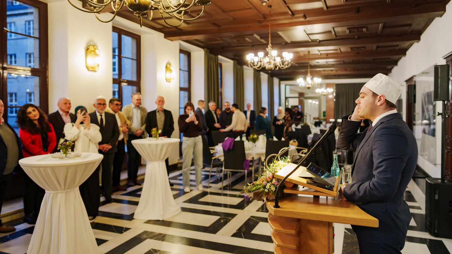 Dialog und Gemeinschaft im Rathaussaal.