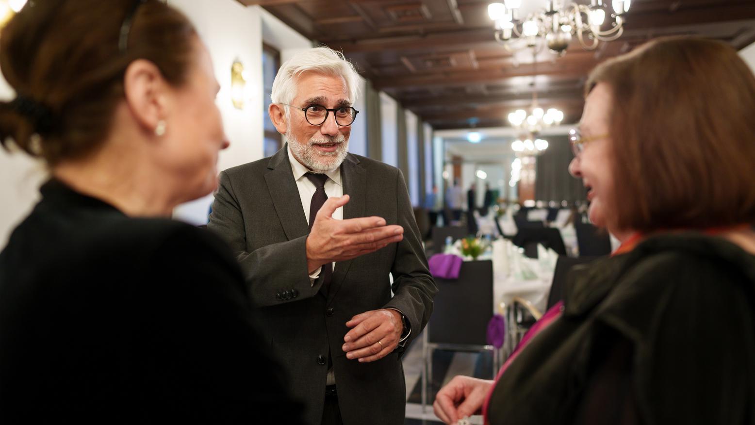 Oberbürgermeister Jörg Lukat im Gespräch mit den Gästen.