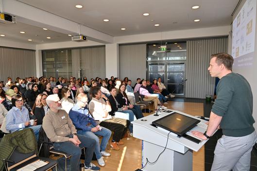 Prof. Dr. Stefan Schache referiert vor Fachkräften im Veranstaltungszentrum der Ruhr-Universität.