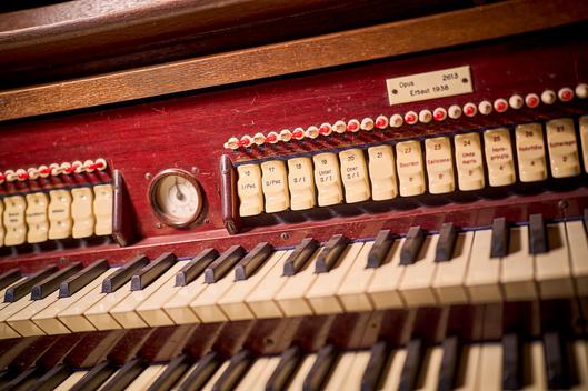 Spieltisch der historischen Walcker-Orgel in der großen Trauerhalle.
