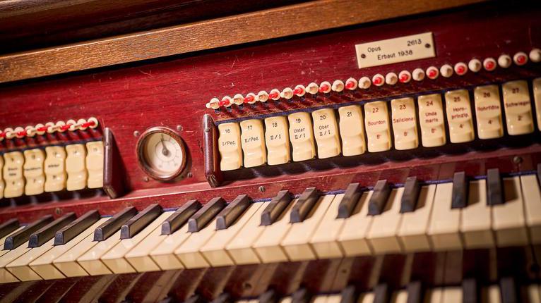 Spieltisch der historischen Walcker-Orgel in der großen Trauerhalle.