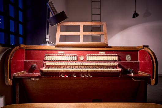 Blick auf die gesamte, historische Walcker-Orgel in der großen Trauerhalle des Bochumer Hauptfriedhofs.