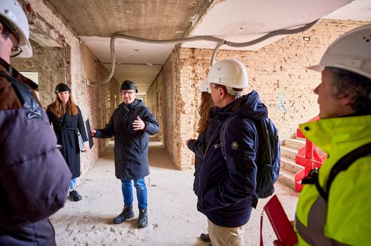 Der Rohbau für das künftige „Haus der Musik“ wächst mit Betonfertigteilen und Gerüsten in die Höhe.