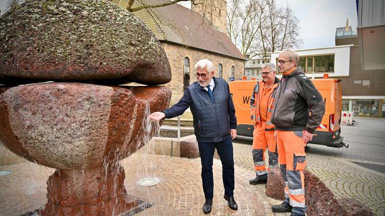 Oberbürgermeister Jörg Lukat am Kugelbrunnen neben dem Dr.-Ruer-Platz