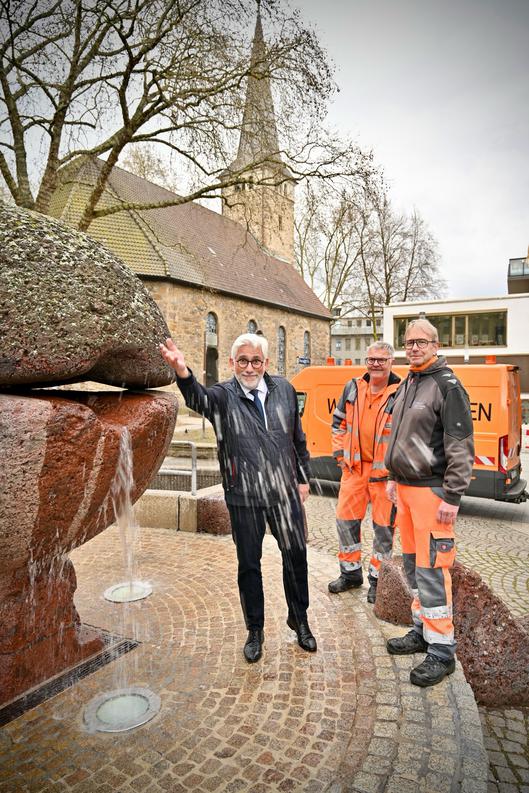 Oberbürgermeister Jörg Lukat am Kugelbrunnen neben dem Dr.-Ruer-Platz.