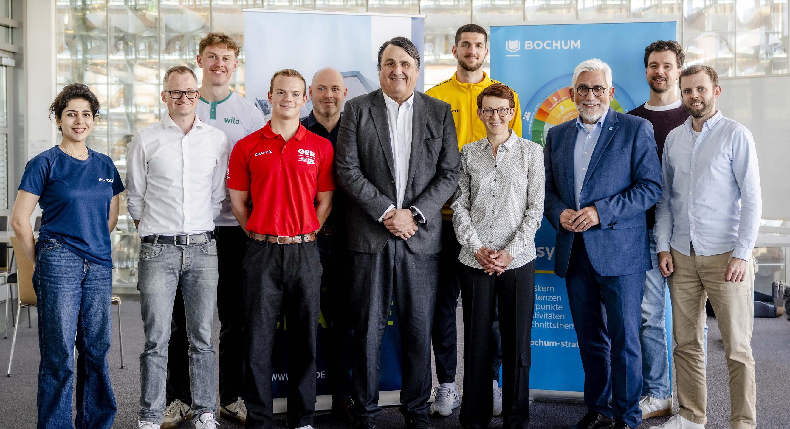 Gruppenbild mit Oberbürgermeister Jörg Lukat und RUB-Rektor Prof. Dr. Martin Paul