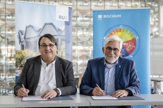 Oberbürgermeister Jörg Lukat und RUB-Rektor Prof. Dr. Martin Paul