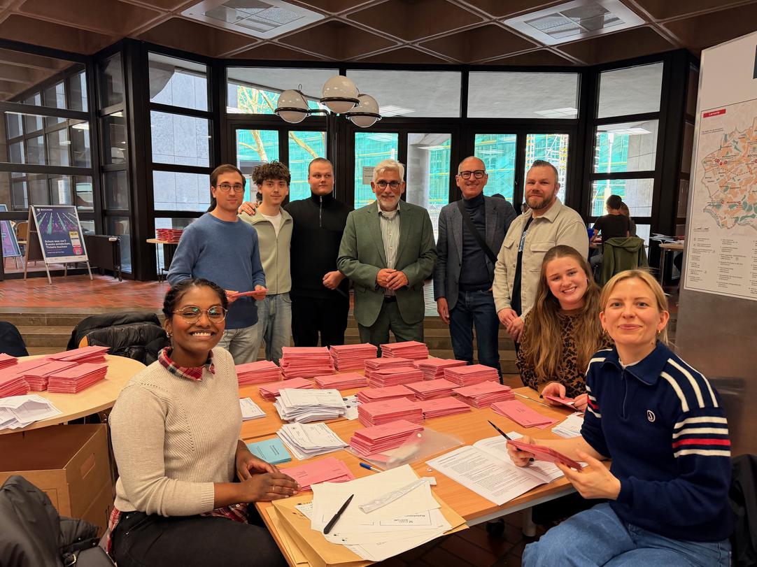 Menschen im Wahlbüro